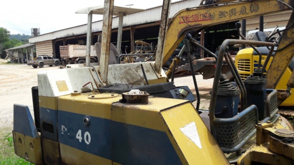 ขายkomatsu pc40-6 ขายตามสภาพ180000อุปกรณ์ครบ