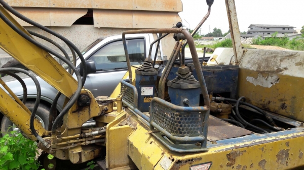 ขายkomatsu pc40-6 ขายตามสภาพ180000อุปกรณ์ครบ
