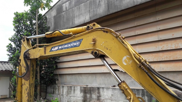 ขายkomatsu pc40-6 ขายตามสภาพ180000อุปกรณ์ครบ
