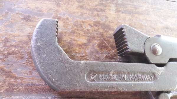 ขายคอม้านอร์เวย์เก่าเหล็กดีKONGSBERG MADE IN NORWAY.ขนาดปากจับ2.5"