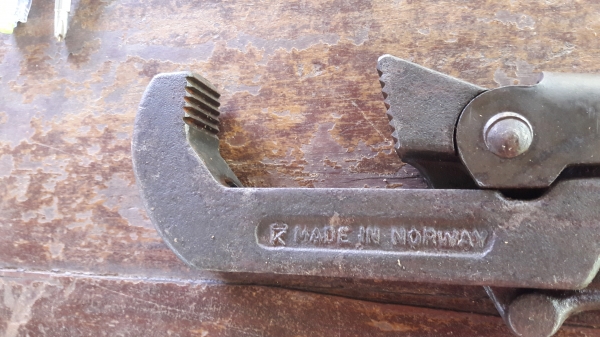 ขายคอม้านอร์เวย์เก่าเหล็กดีKONGSBERG MADE IN NORWAY.ขนาดปากจับ2.5"