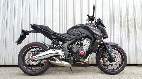 CB650F สวยสวรรค์ ปีสดๆ 2015 วิ่งน้อยมากมีประกันศูนย์ ต่อรองได้คับ
