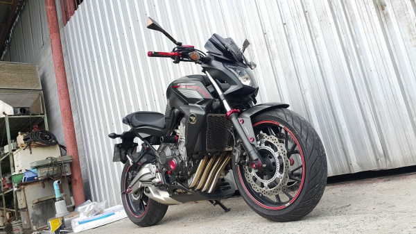 CB650F สวยสวรรค์ ปีสดๆ 2015 วิ่งน้อยมากมีประกันศูนย์ ต่อรองได้คับ