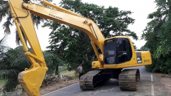 ขายแบล็คโฮ KOMATSU PC200 รุ่น6 รถสวย พร้อมใช้งาน พร้อมเล่มทะเบียน เข้ามาลองรถก่อนได้ รถสภาพเต็ม มาลอง!!! ราคาต่อรองได้ 062-3344799