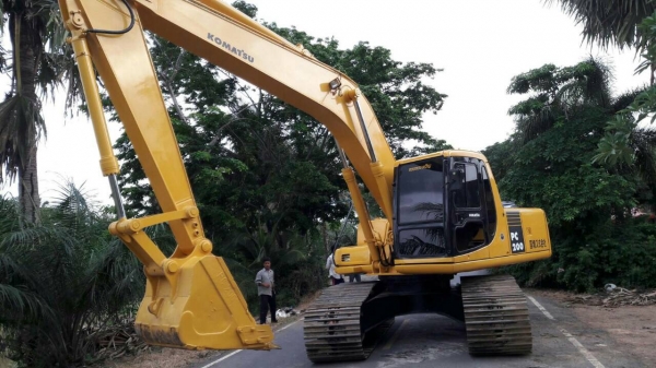 ขายแบล็คโฮ KOMATSU PC200 รุ่น6 รถสวย พร้อมใช้งาน พร้อมเล่มทะเบียน เข้ามาลองรถก่อนได้ รถสภาพเต็ม มาลอง!!! ราคาต่อรองได้ 062-3344799