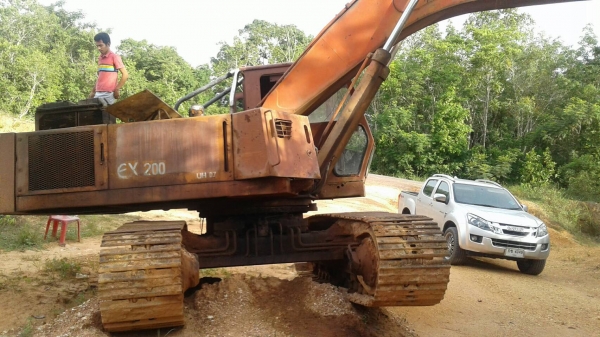 รถขุดHITACHI UH07...รุ่น200 รถเก่าเก็บ ใช้งานได้ปกติ ขายตามสภาพ.. รถขุดHITACHI UH07...รุ่น200 รถเก่าเก็บ ใช้งานได้ปกติ ขายตามสภาพ..