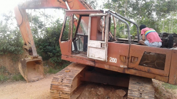 รถขุดHITACHI UH07...รุ่น200 รถเก่าเก็บ ใช้งานได้ปกติ ขายตามสภาพ..