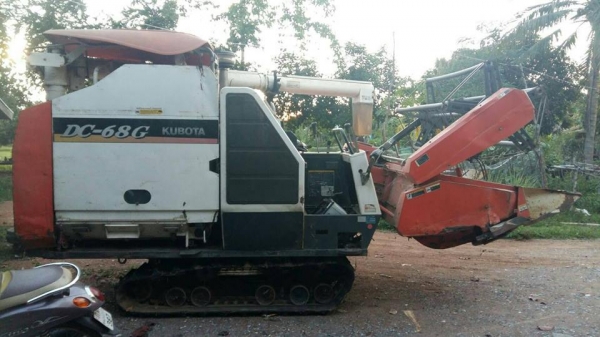 ขายรถเกี่ยวข้าว KUBOTA DC68G ปี54 สภาพพร้อมใช้งาน เอกสารเล่มทะเบียนพร้อมโอน ราคา240,000 สนใจโทร 090-8588220คุณนะ 093-3258446คุณบิว หรือเข้าดูสินค้าอื่นๆได้ที่ www.narong2truck.com หรือ www.truck.in.th/498 หรือเพจFacebook ณรงค์ ซื้อขายรถมือสอง (เว็บไซต์ส่ว