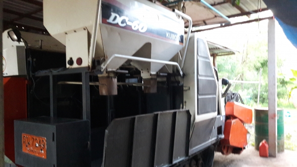 รถเกี่ยวข้าวคูโบต้า DC 60 plusปี 54 นิ้วสปริง พร้อมโอน รถเกี่ยวข้าวคูโบต้า DC 60 plusปี 54 นิ้วสปริง พร้อมโอน