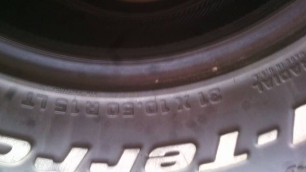 ขายยาง บีเอฟขนาด 31 10.5 R15 ปี 11 ราคา 6000 บาท สนใจ 081-143-9463