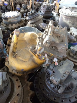 โป๊ะสวิง komatsu pc200-2 เก่า รวมมอเตอร์ ราคา 33,000 บาท โป๊ะสวิง komatsu pc200-2 เก่า รวมมอเตอร์ ราคา 33,000 บาท