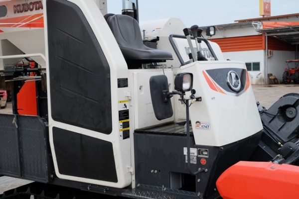 รถเกี่ยว KUBOTA รุ่น DC-70H สวยๆ รถปี เดียว ดาวน 150,000 โทร 089-0111624