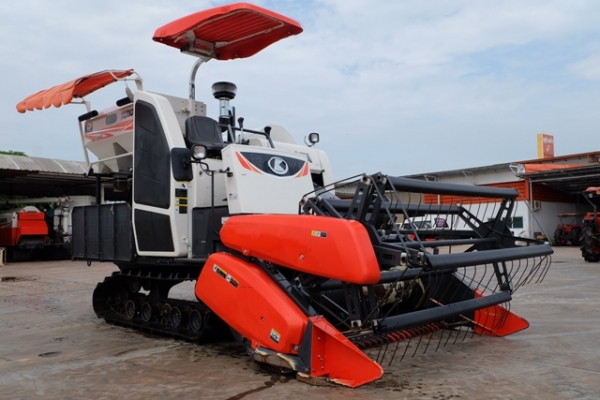 รถเกี่ยว KUBOTA รุ่น DC-70H สวยๆ รถปี เดียว ดาวน 150,000 โทร 089-0111624