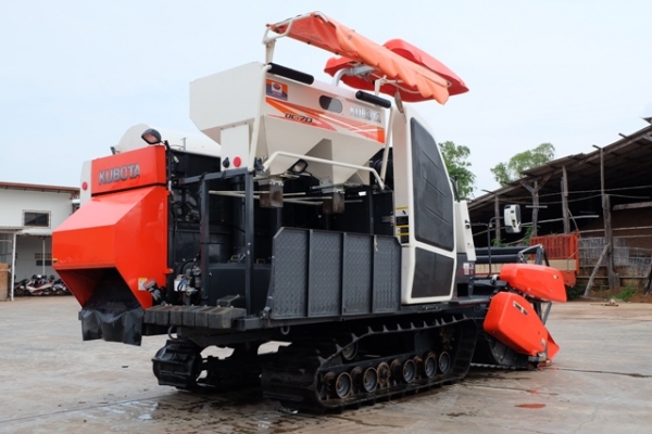 รถเกี่ยว KUBOTA รุ่น DC-70H สวยๆ รถปี เดียว ดาวน 150,000 โทร 089-0111624