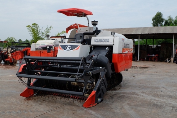 รถเกี่ยว KUBOTA รุ่น DC-70H สวยๆ รถปี เดียว ดาวน 150,000 โทร 089-0111624