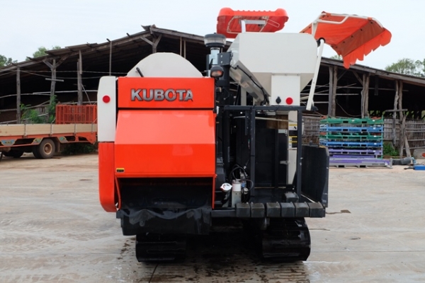 รถเกี่ยว KUBOTA รุ่น DC-70H สวยๆ รถปี เดียว ดาวน 150,000 โทร 089-0111624
