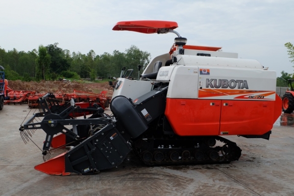 รถเกี่ยว KUBOTA รุ่น DC-70H สวยๆ รถปี เดียว ดาวน 150,000 โทร 089-0111624
