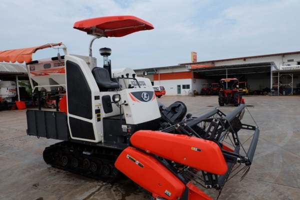 รถเกี่ยว KUBOTA รุ่น DC-70H สวยๆ รถปี เดียว ดาวน 150,000 โทร 089-0111624