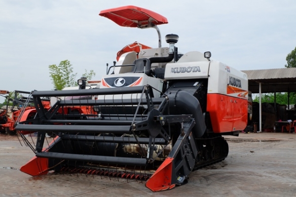 รถเกี่ยว KUBOTA รุ่น DC-70H สวยๆ รถปี เดียว ดาวน 150,000 โทร 089-0111624