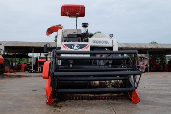 รถเกี่ยว KUBOTA รุ่น DC-70H สวยๆ รถปี เดียว ดาวน 150,000 โทร 089-0111624