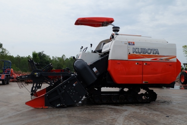 รถเกี่ยว KUBOTA รุ่น DC-70H สวยๆ รถปี เดียว ดาวน 150,000 โทร 089-0111624