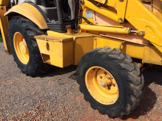 รถตักล้อยางหลังขุด JCB 3CX สภาพพร้อมใช้