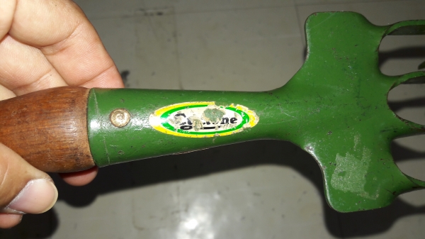 ขายคราดงานออสเตรเรียเก่าเก็บหลายสิบปี MADE IN AUSTRIA.เหล็กดีมากแข็งแรงด้ามไม้สวยงาม ขายคราดงานออสเตรเรียเก่าเก็บหลายสิบปี MADE IN AUSTRIA.เหล็กดีมากแข็งแรงด้ามไม้สวยงาม