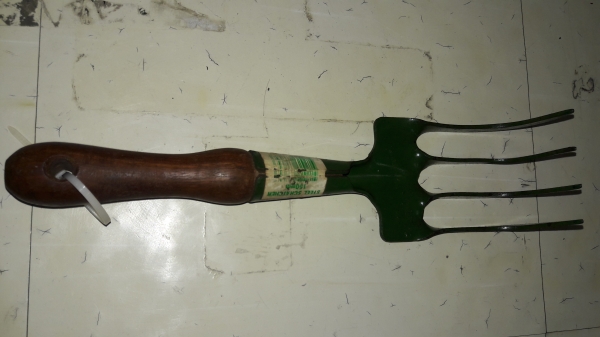 ขายคราดงานออสเตรเรียเก่าเก็บหลายสิบปี MADE IN AUSTRIA.เหล็กดีมากแข็งแรงด้ามไม้สวยงาม ขายคราดงานออสเตรเรียเก่าเก็บหลายสิบปี MADE IN AUSTRIA.เหล็กดีมากแข็งแรงด้ามไม้สวยงาม