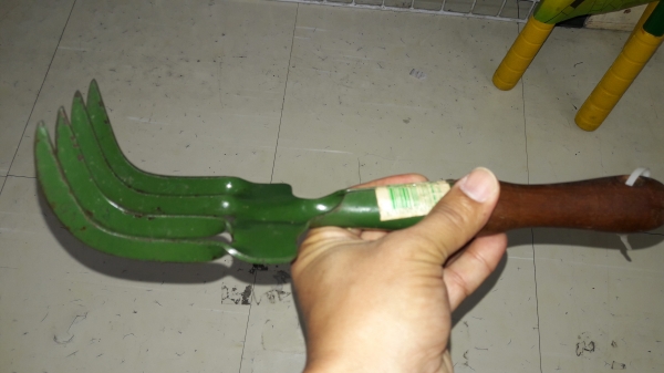 ขายคราดงานออสเตรเรียเก่าเก็บหลายสิบปี MADE IN AUSTRIA.เหล็กดีมากแข็งแรงด้ามไม้สวยงาม ขายคราดงานออสเตรเรียเก่าเก็บหลายสิบปี MADE IN AUSTRIA.เหล็กดีมากแข็งแรงด้ามไม้สวยงาม