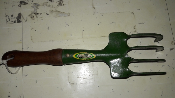 ขายคราดงานออสเตรเรียเก่าเก็บหลายสิบปี MADE IN AUSTRIA.เหล็กดีมากแข็งแรงด้ามไม้สวยงาม