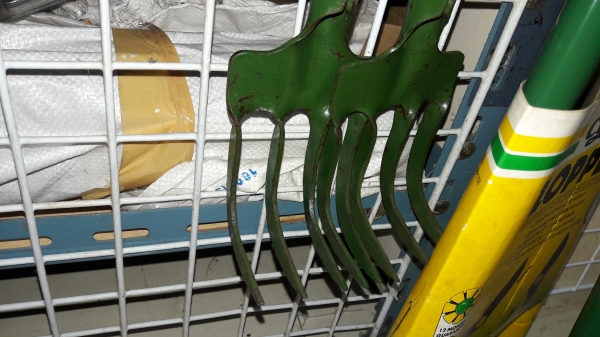 ขายคราดงานออสเตรเรียเก่าเก็บหลายสิบปี MADE IN AUSTRIA.เหล็กดีมากแข็งแรงด้ามไม้สวยงาม ขายคราดงานออสเตรเรียเก่าเก็บหลายสิบปี MADE IN AUSTRIA.เหล็กดีมากแข็งแรงด้ามไม้สวยงาม