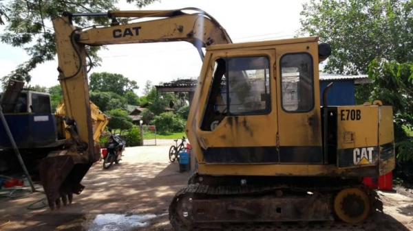 ขาย 185,000 CAT E 70  เครื่องดี ปั้มดี ตัวเดินเงียบ เอวหลวม เอกสารอินวอยท์ รถอยู่ จ.กาฬสินธุ์  090-772-3710 090-772-3708