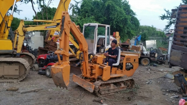 จัดมาไว้ที่ tractor-backhoe สาขา 2 ครับ รถขุด แบคโฮเล็ก สตาร์ท แบบควงได้ ไม่ต้องใช้แบต