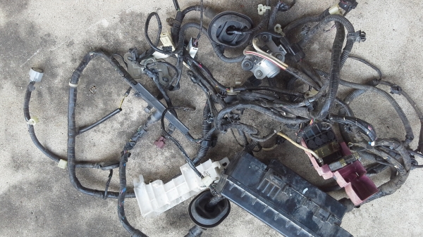 ชุดสายไฟในหัองเครื่องพร้อมกล่องฟิวครบไททั้นดีเชลคับ