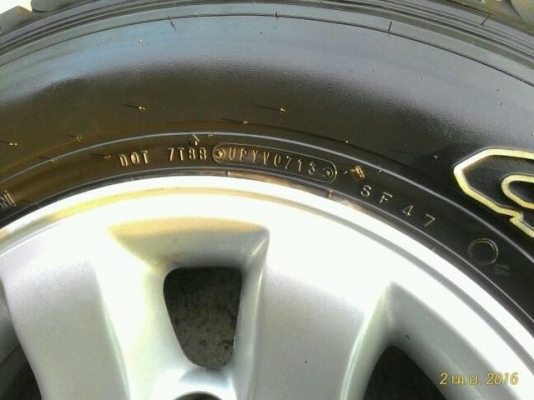 ล้อพร้อมยางสวยๆๆ toyota d4d 30-10.5-15 ยางดันลอปปี13ดอกลึกเป็นเซ็น ดอกเท่ากัน ใช้ได้อีกยาว