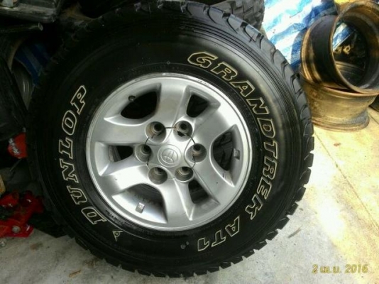 ล้อพร้อมยางสวยๆๆ toyota d4d 30-10.5-15 ยางดันลอปปี13ดอกลึกเป็นเซ็น ดอกเท่ากัน ใช้ได้อีกยาว