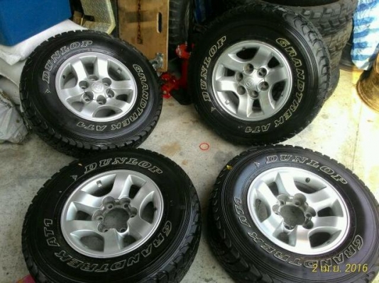 ล้อพร้อมยางสวยๆๆ toyota d4d 30-10.5-15 ยางดันลอปปี13ดอกลึกเป็นเซ็น ดอกเท่ากัน ใช้ได้อีกยาว