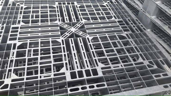 ขายพาเลทพลาสติกจำนวนมาก