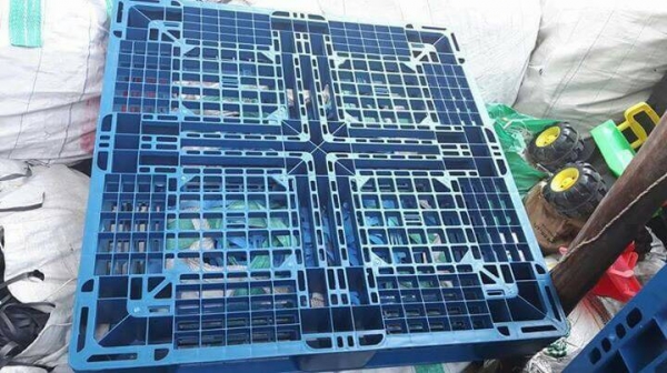 ขายพาเลทพลาสติกจำนวนมาก