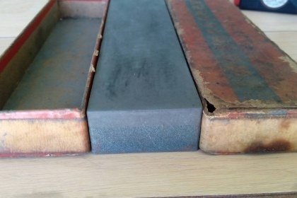 ขายหินลับมีดตราคนป่า Made in England.รุ่นโคตรเก่า