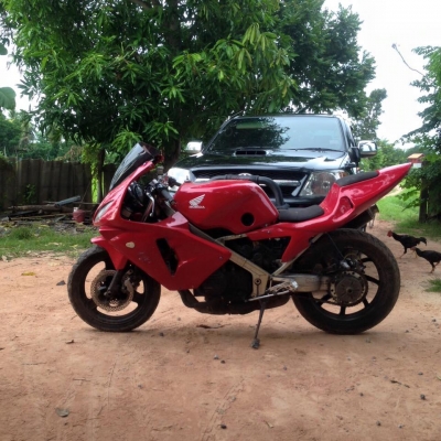 ขาย Honda VFR 400cc 4จังหวะ สภาพสมบูรณ์ (อินวอยช์ และเสียภาษีสรรพสามิตเรียบร้อย) ขาย 40,000.-บาท สนใจติดต่อมาเลยคับ
