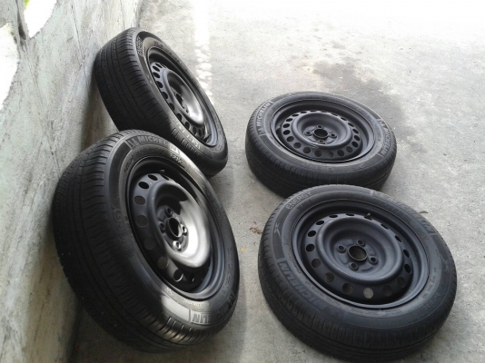 ล้อกะทะ15นิ้้ว4รู100 พร้อมยาง สวยๆ 4 ล้อ ราคา 1900 บาท