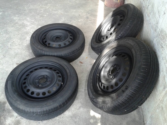 ล้อกะทะ15นิ้้ว4รู100 พร้อมยาง สวยๆ 4 ล้อ ราคา 1900 บาท