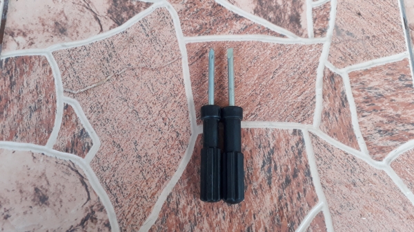 ไขควงหัวสลับ + - คีมติดรถ มือสองจากญี่ปุ่น