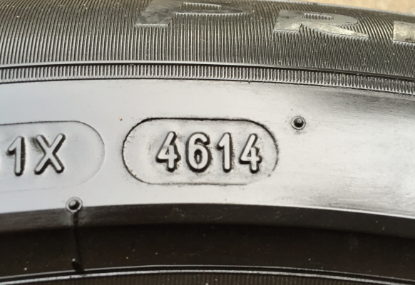 ยาง Michelin 3st 225 55 17 ปลายปี14 ดอกเต็ม ไม่มีปะ ราคาไม่แพง