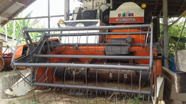 ขายรถเกียวข้าวkuboto DC60 พร้อมเทนเลอร์ ราคาต่อลองได้โทรเลยครับ