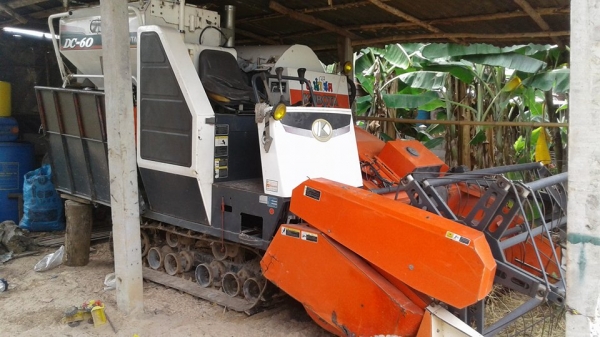 ขายรถเกียวข้าวkuboto DC60 พร้อมเทนเลอร์ ราคาต่อลองได้โทรเลยครับ