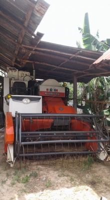 ขายรถเกียวข้าวkuboto DC60 พร้อมเทนเลอร์ ราคาต่อลองได้โทรเลยครับ