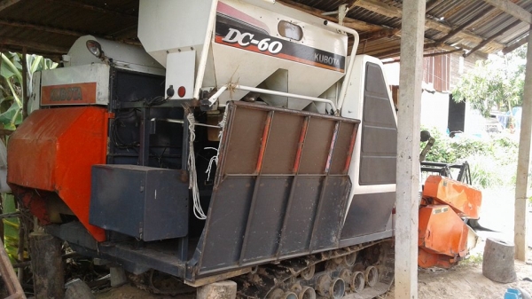 ขายรถเกียวข้าวkuboto DC60 พร้อมเทนเลอร์ ราคาต่อลองได้โทรเลยครับ