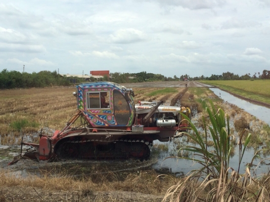 รับซื้อรถเกี่ยวข้าว.  รถตีดิน.  รถเทรนเลอร์บรรทุกรถเกี่ยวข้าวรถตีดิน